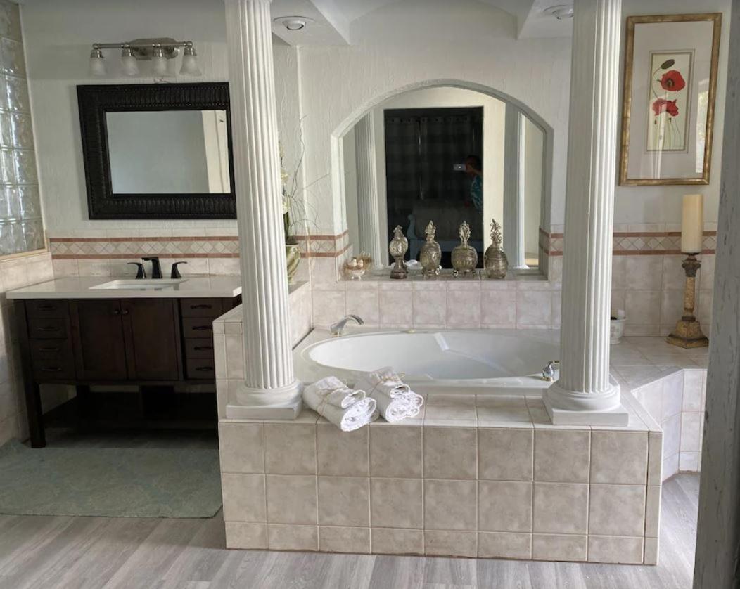 Pool/Waterfront Home 5 Min Walk To Siesta Key Village And Beach المظهر الخارجي الصورة